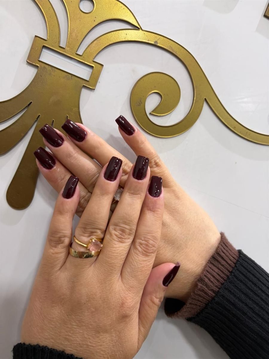 Manicure em esmaltação vinho com acabamento brilhante